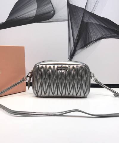 Сумка Miu Miu Matelassé Leather Bandoleer Bag Silver